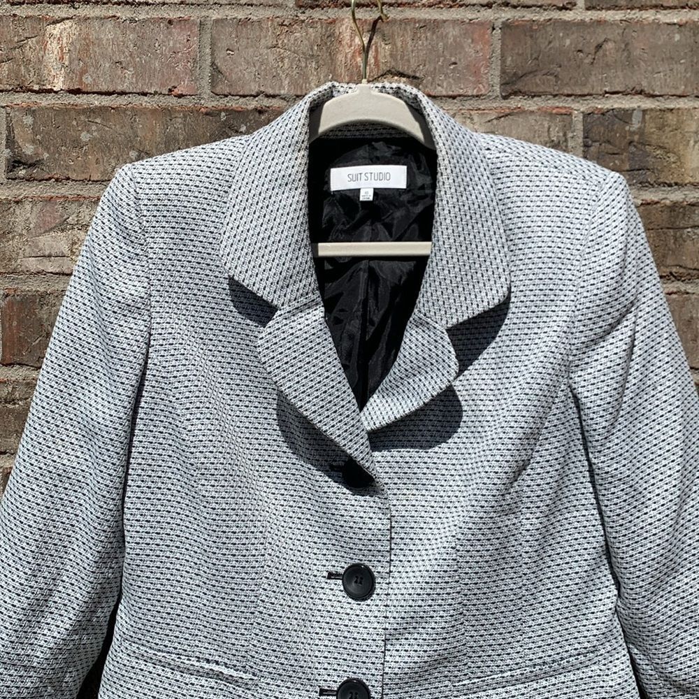 Take 50% OFF- Suit Studio Gray Structured Blazer with Notched Lapels, Size-10 - Picture 2 of 7